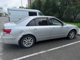 Hyundai Sonata 2009 года, VIN: KMHEU41MP9A709015. Автомобиль в нормальном состоянии, на ходу, имеется вмятина на заднем правом крыле.
