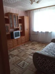 Квартира 28,5 кв.м, Новосибирская обл., 1 комн. по адресу: Новосибирская область, р-н Искитимский, р.п. Линево, пр-кт Мира, д.30, кв.53 (54:07:020102:1178). Вид права: общая совместная собственность. Находится в залоге у ПАО «Сбербанк». Цена: 1 778 400 руб.