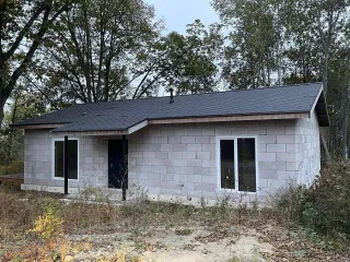 Жилой дом 126.5 м² и участок 1000 м² в Надеждинском районе по адресу: Приморский край, п. Соловей Ключ, ул. Волгоградская, 15. Земельный участок забором не огорожен, кроме дома на участке ничего нет. Жилой дом в недостроенном состоянии, возведены стены, крыша, установлены стеклопакеты, проложен…