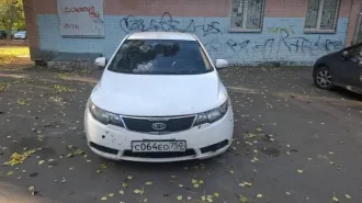Kia Cerato 2012 года, 126 лс, 260000 км, 1 комплект ключей, коррозия по кузову, ДВС перегревался, ДВС расходует масло, на ДВС отсутствует нижняя подушка из-за ДТП, геометрия кузова нарушена, отсутствует замок капота, капот бампер и передние крылья не оригинальные, отсутствуют подушки безопасности…