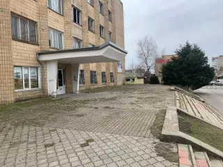 Административное здание, расположенное по адресу:  г. Сальск, ул. Ленина, 39 Административное здание, расположенное на земельном участке  по адресу: Ростовская область, г. Сальск, ул. Ленина, 39, в том числе: - Нежилое помещение, общей площадью 877,1 кв.м, кадастровый номер 61:57:0010526:18…