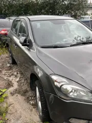 Kia Ceed 2010 года выпуска, серебристого цвета, госномер Н930МС51, VIN: XWEHC512AA0001374. Повреждение заднего бампера с левой и правой стороны. Незначительные, но многочисленные, сколы понизу всех дверей и порогов, в области колесных арок, на переднем бампере лакокрасочного покрытия…