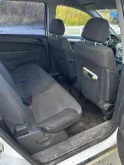 Opel Zafira, 2012, универсал, госномер К351ХМ86, белый, VIN: XWF0AHM75C0005689, ПТС 39 НН 623154, СТС 86 57 №703196. Не работает кондиционер, скол на заднем бампере и багажнике, сломан крепеж на правой передней фаре, требуется замена зеркала.