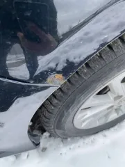 Toyota Camry, 2013 года, 181 лс, 265400 км, АКПП. Автомобиль марки TOYOTA, модель CAMRY, год выпуска 2013, идентификационный номер (VIN): XW7BF4FK10S031357. Состояние автомобиля: Есть трещина в передней правой фары, бампер задний сломан, небольшая вмятина на багажнике, акпп требует ремонта.