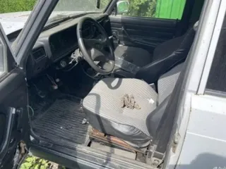 Автомобиль ВАЗ 21053, г/н В264ЕТ24, 1992 г.в., VIN XTT21053ON1296645, двигатель № 2269657, цвет белый, комплектность и состояние не проверялась. Находится в г. Енисейске. Техническое состояние не проверялось. Многочисленные следы ржавчины. Находится в частично разукомплектованном состоянии…