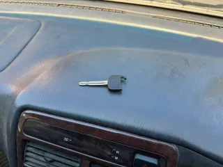 Toyota Carina, 1990 год выпуска, регистрационный знак Р656ЕТ03RUS, VIN не установлен, цвет темно-синий.