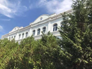 20/100 доли в праве долевой собственности на жилой дом, 3-этажный, площадью 1 483,5 кв. м, кадастровый номер 90:11:240101:37, и 18/100 доли в праве долевой собственности на земельный участок, категория земель: земли населенных пунктов, разрешенное использование: индивидуальное жилищное…