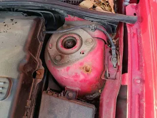 Mazda 3 2007 года, 150 л.с., пробег 214306 км. VIN JMZBK12F681598912, объем двигателя 1999 куб. см, масса 1320 кг, левый руль, бензиновый двигатель. Имеются сколы, царапины, коррозия, колеса спущены, аккумулятор разряжен.