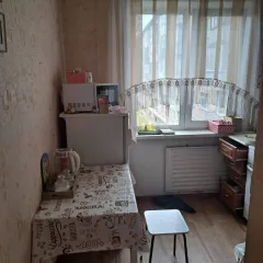 Квартира 28,5 кв.м, Новосибирская обл., 1 комн. по адресу: Новосибирская область, р-н Искитимский, р.п. Линево, пр-кт Мира, д.30, кв.53 (54:07:020102:1178). Вид права: общая совместная собственность. Находится в залоге у ПАО «Сбербанк». Цена: 1 778 400 руб.