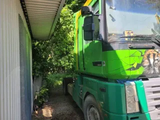 Renault AE 420 1995 года выпуска, серый цвет, левый руль. Госномер Т650АК154, VIN VF611GZA100008491, номер двигателя 5001823564. Бензиновый двигатель 18000 куб.см мощностью 415 л.с. (305 кВт). Грузовой седельный тягач, масса без нагрузки 7 450 кг, максимальная разрешенная масса 18 000 кг, пробег 1…