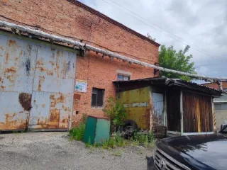 Земельный участок 1600 кв.м и нежилое здание 975 кв.м, г. Кемерово, пр. Кузнецкий, 125г. Земельный участок общей площадью 1600 кв.м, с кадастровым номером 42:24:0101033:1831, с расположенным на нем объектом недвижимого имущества - нежилое здание площадью 975 кв.м., с кадастровым номером…