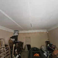 Гараж 18 м2 в Москве. Состояние удовлетворительное, находится в гаражном кооперативе. Требуется незначительный косметический ремонт. Обременения отсутствуют.