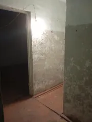 Квартира, кадастровый номер 03:06:190123:410, 1980 года постройки, площадь 31,9 кв.м., расположена на первом этаже пятиэтажного кирпичного дома с бутобетонным фундаментом и железобетонными перекрытиями. Имеется балкон. Адрес: Республика Бурятия, Заиграевский район, село Новая Брянь, улица…