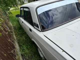 Автомобиль ВАЗ 2107, 1996 года выпуска, государственный номер Т846НА33, VIN ХТА210700V1015260. Цвет белый. Имеются вмятины на переднем и заднем бампере, а также многочисленные незначительные вмятины по кузову. Присутствует коррозия металла и следы ржавчины по всему кузову транспортного средства…