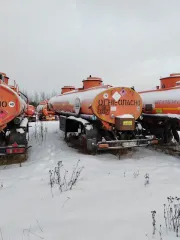 Нефаз 96742-03 2010. Полуприцеп-цистерна, марка: НЕФАЗ 96742-03, год изготовления: 2010, цвет: оранжевый, VIN: X1F96742BA0001120, госномер: АР584486, кузов №: X1F96742BA0001120. Имеет множественные сколы, местами коррозию, отсутствуют все колесные диски и резина.