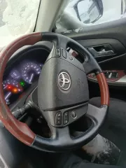 Toyota Crown Majesta, 2009 г.в., VIN URS206-1002384, госномер А611BFABH, цвет черный. Документы отсутствуют, ключ зажигания в наличии. Очаги коррозии, абразивный износ на всех стеклах и зеркалах, царапины, потертости, поверхностные и внутренние загрязнения, следы ржавчины, окисление корпусов…
