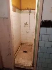 Доля 1/3 в комнате 18,2 м² по адресу: Россия, Республика Коми, г. Сыктывкар, пгт. Краснозатонский, ул. Ломоносова, дом 50, комната 125, кадастровый номер: 11:05:0401011:1118. В ЕГРН имеется непогашенная ипотека в пользу физического лица; возможна регистрация несовершеннолетних.