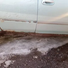 Nissan Tino 1999 года, 120 л.с., пробег 341813 км, АКПП. VIN кузова: V10-010299, номер двигателя: QG18 257875, объем 1769 см³, цвет синий, госномер У186ВР138. Требуется ремонт: значительная коррозия кузова, гнилые пороги и дно. Необходим ремонт АКПП, ходовой части и электрики (последствия…