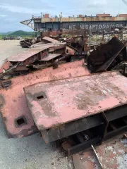 Смешанный лом корпусной стали (лом типа АК и прочий лом черных металлов) в неразделенном виде - 1700 тонн, засоренность неметаллическими примесями не более 3% по массе, в том числе: лом стали типа АК - 850 т; прочий лом черных металлов (лом углеродистой и низколегированной стали) - 850 т