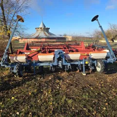 Сеялка МС-8 2023 года выпуска с пластиковыми зерновыми бункерами, с ТС, СКВ, без ТУ, балки 27. МС-8. В.03.01.00. СКВ (инв. № 1040000100). Тип навесная. Заводской номер 075. Масса 1300 кг. Производитель ПАО «Миллерово сельмаш». Состояние б/у.