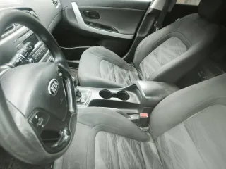 Kia Ceed 2013 года, 129 лс, 227875 км. Легковой автомобиль, марки KIA, модели CEED JD, VIN: XWEHM812AE0002735, 2013 года выпуска. На лобовом стекле трещина с пассажирской стороны, по кузову есть коррозия, в моторе нужно менять масло. Фактическое состояние транспортного средства определяется…