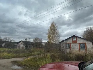 Нежилое здание площадью 88,5 кв. м и земельный участок площадью 867+/-10 кв. м по адресу: Нижегородская область, г. Арзамас, микрорайон Кирилловский, линия 17-я, д. 1. Кадастровые номера: 52:40:0404001:2993 (здание), 52:40:0404001:2633 (земельный участок). Назначение здания: нежилое, 1 этаж…