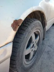 Nissan Cefiro 1997 года, 155 лс, 258148 км, АКПП. Транспортное средство, 1997 года выпуска, цвет белый (светло-серый). Заводится, на ходу. После аварии. Перед надо переваривать, и усиливать. Ест масло. Все пороги и арки переваривать, дно тоже гнилое, стойки, стаканы под замену. Коробка передач…