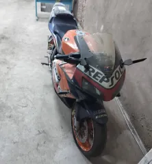 Мотоцикл Honda без государственного регистрационного знака, VIN: JH2PC37BX4M105584. Ключей и документов нет. Мотоцикл, модель и номер двигателя 152FMH 100472567, повреждения по всему кузову, без государственного регистрационного номера, с корзиной. Ключей и документов нет. Лодка ПВХ и весла, одно…