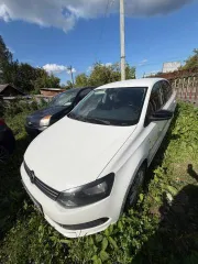 Volkswagen Polo 2013 года, 105 лс, идентификационный номер (VIN): XW8ZZZ61ZEG015531, ГРЗ: М535ОА72, сломана ручка открытия капота, пробег неизвестен, имеются многочисленные сколы, царапины и ржавчина по кузову.