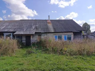 Нежилое здание 141.7 кв.м с земельным участком 885 кв.м Пермский край Здание, назначение: нежилое, этажей 1, в том числе подземных 0, общей площадью 141,7 кв.м, кадастровый номер: 59:37:0250101:337, адрес объекта: Пермский край, Усольский район, с. Верх-Кондас, ул. Центральная, д. 51, с земельным…