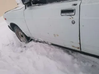 Автомобиль ВАЗ 21070, VIN Х7021070050044628, регистрационный знак У275ТМ54, тип ТС легковой седан, год выпуска 2005, цвет ярко белый, ПТС 54 МС 511691, СТС 99 03 179909. Полностью сгнивший правый порог. Четыре сгнивших поддонкратника. 50 процентов сгнившая правая сторона пассажира. Сгнившая задняя…