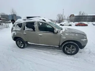 Renault Duster, 2013 года, 102 лс, 132649 км. Легковой автомобиль: универсал, г/н: E662УР186, цвет: черный, VIN: X7LHSRH8N49673593, ПТС 78 ХА 333592, СТС 99 58 809655. Небольшие повреждения кузова.