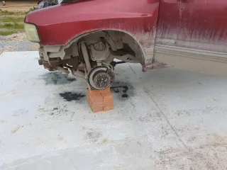Opel Frontera 1994 года, 125 лс, 300000 км, полный привод, VIN SED53MWL4RV623256. Авто не на ходу, в крайне неудовлетворительном состоянии, отсутствуют колеса, двигатель требует капремонта и снят, кузов в ржавчине и дырах, повреждения по кузову, отсутствие деталей по кузову и внутри салона. Все…