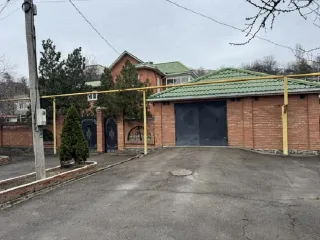 1/2 доли жилого дома 167,2 кв. м и 1/2 доли земельного участка 694 кв. м, Новочеркасск, Ростовская обл. 1/2 доли в праве собственности на жилой дом - 167,2 кв. м, 1/2 доли в праве собственности на земельный участок - 694+/-5 кв. м, адрес: Ростовская обл., г. Новочеркасск, Железнодорожная ул., д…