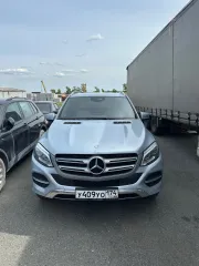 Mercedes-Benz GLE 300 2015 года, серебристого цвета. VIN: WDC1660551A651701. Объем двигателя 3.5 л. ГРЗ У409УО174. Автомобиль частично разукомплектован. На панели приборов высвечиваются сообщения о неисправности блоков управления: ABS, ESP, AIR BAG, датчики шин и прочее. Имеются неисправности…