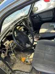 ГАЗ-3110 2002 года, годные остатки. Стального цвета, VIN: XTH31100021108667. Многочисленные трещины и сколы на переднем и заднем бампере. Отсутствует решетка радиатора с левой стороны. Глубокая коррозия металла, в том числе сквозная, многочисленные вмятины, следы ржавчины по всему кузову. Трещины…