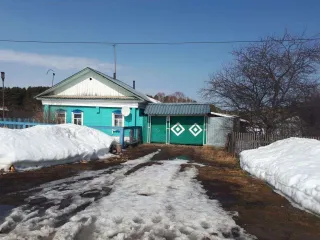 1/2 доли жилого дома и земельного участка, 47,7 кв.м + 2100 кв.м, Омская область, Тарский р-н, п. Атак 1/2 доля в праве на жилое здание, площадь: 47,7кв.м., кадастровый номер: 55:27:130201:197 и 1/2 доля в праве на земельный участок, площадь: 2100кв.м., категория земель: Земли населенных пунктов…