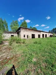 Гаражи и нежилые помещения 484,9 кв.м с земельным участком 8686 кв.м. Нежилые помещения: № 1 гараж, площадью 130,4 кв.м., № 2 гараж, площадью 160,4 кв. м., № 3 гараж, площадью 127,4 кв. м., № 4 комната механика, площадью 31 кв. м., № 5 нежилое помещение, площадью 35,7 кв. м., с одновременным…
