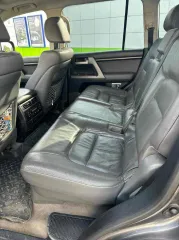 Toyota Land Cruiser 200, 2009 г.в., VIN – JTMHT05J805056007, ПТС 78УЕ 937622; цвет кузова серый; 288 л.с.; тип двигателя бензиновый; категория ТС В, экологический класс четвертый, имущество обременено залогом Сырцова Сергея Анатольевича.