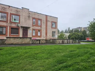 Нежилое помещение 361 кв.м, 11/250 доли на ЗУ 10 810 кв.м, Ленинградская обл., Кингисепп. Нежилое помещение - 361,0 кв. м с учетом неотделимых улучшений (23 поз.), помещения № 1-24 первого этажа (вход № 6) незавершенного строительством двухэтажного кирпичного здания общественного центра, 11/250…