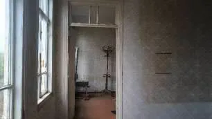 Нежилое помещение, количество этажей – 2, площадь застройки – 143,8 кв. м, полезная площадь – 162,8 кв. м, площадь здания внутренняя около 276,14 кв. м, площадь здания с верандами около 361,08 кв. м, расположенное на земельном участке 2497 кв. м, находящееся в селе Елыр Очамчырского района…