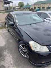 Nissan Fuga 2005 года, VIN PY50-215610, регистрационный номер 777DW A01 (республика Казахстан). Объем двигателя 3490 куб.см, седан черного цвета. Без ключей. Имеются повреждения: деформация передней части капота и левого переднего крыла, разбита левая передняя фара, на деформированном переднем…