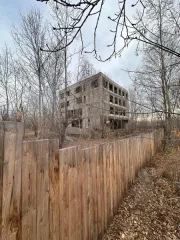 Объект незавершенного строительства, общая площадь застройки 3 354,8 кв. м, степень готовности объекта 46%, к/н 38:31:000004:823, расположенный по адресу: Иркутская область, г. Усолье-Сибирское, ул. Крупской. Совместно с объектом приватизации отчуждается земельный участок с к/н 38:31:000004:1237…