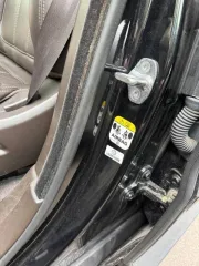 Land Rover Range Rover Sport 2013 года, VIN SALWA2FFXEA324100. При осмотре установлено: дефект лакокрасочного покрытия (отслоение краски) эмблемы на крышке багажника; дефект лакокрасочного покрытия (отслоение краски) декоративной накладки на капоте; механическое повреждение накладки переднего…