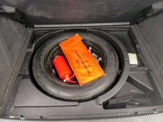 Audi Q3 2012 года, 211 л.с., пробег 275 004 км, полный привод, автоматическая коробка передач. VIN: WAUZZZ8U2CR042451. Автомобиль на ходу. Гул заднего ступичного подшипника (новый подшипник в комплекте). Имеются мелкие сколы и царапины по кузову.