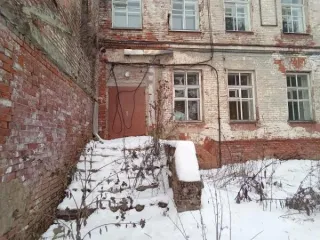 Нежилое здание 1319 кв.м и земельный участок 2173 кв.м. Расположены по адресу: Российская Федерация, Московская область, городской округ Чехов, поселок Мещерское, улица Дубравная, строение 15м. Назначение здания: нежилое, площадь – 1319 кв. м, количество этажей: 3, в том числе подземных 1…