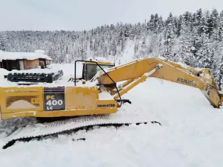Экскаватор Komatsu PC400LC-7, 2019 г.в., заводской номер Y400699/KMTPC086JKR400699. Модель/номер двигателя: SAA6D125E-3/329112. Рабочий объём двигателя 1104 см³. Мощность 246 кВт (335 л.с.). Гусеничный. Цвет желтый.