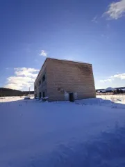 Нежилое здание котельной 613.3 м², Челябинская область. Фундамент: бетонный, ленточный блочные; несущие стены: шлакоблочные, кирпичные; колонны: кирпичные; перекрытия: железобетонные плиты; перегородки: кирпичные; кровля: мягкая; полы: бетонные; проемы: оконные и дверные отсутствуют; отделочные…