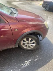 Opel Corsa 2003 года, цвет темно-красный. VIN: W0L0XCF6834415266. Мощность двигателя 75 л.с. (55 кВт), объем 1199 куб.см. Максимальная масса 1430 кг, масса без нагрузки 1035 кг.