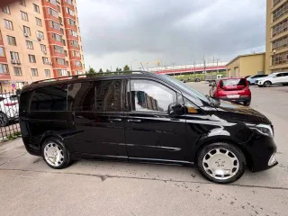 Mercedes-Benz Viano 3,5, 2007 года выпуска, черный цвет; мощность двигателя 231 л.с.; идентификационный номер VIN WDF63981313327520; государственный номер A174AA99. В автомобиле существенно проработан интерьер.